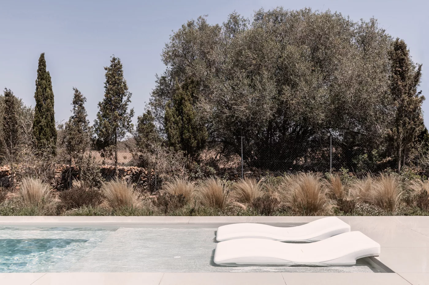 PAISAJISMO Y PISCINA EN SENCELLES. ESTUDIO AB2 ARQUITECTURA