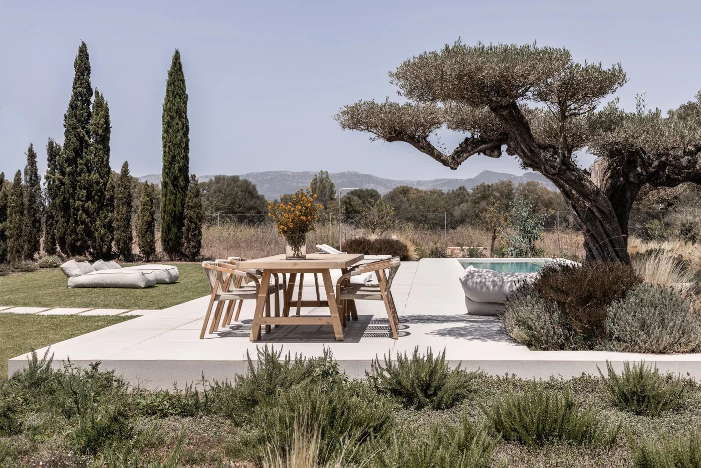 PAISAJISMO Y PISCINA EN SENCELLES. ESTUDIO AB2 ARQUITECTURA