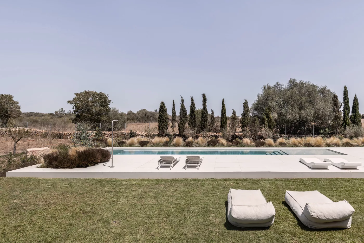 PAISAJISMO Y PISCINA EN SENCELLES. ESTUDIO AB2 ARQUITECTURA