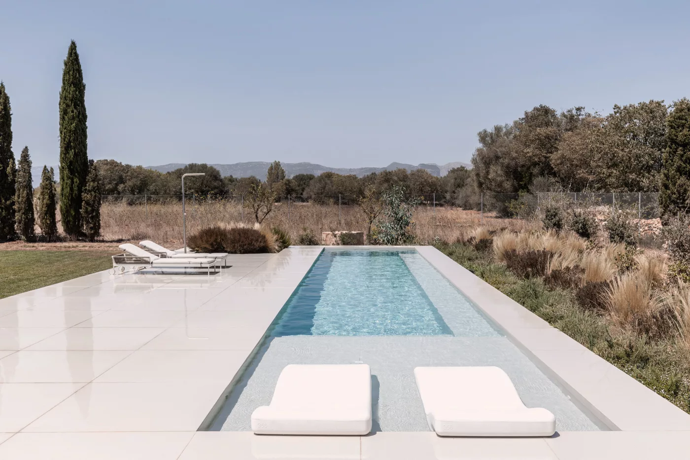 PAISAJISMO Y PISCINA EN SENCELLES. ESTUDIO AB2 ARQUITECTURA