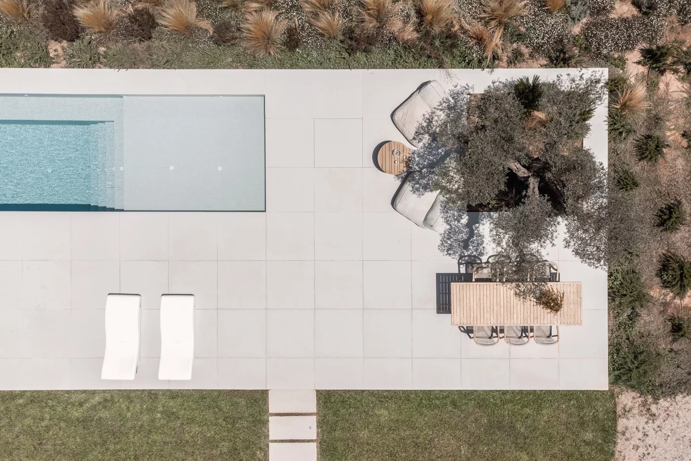 PAISAJISMO Y PISCINA EN SENCELLES. ESTUDIO AB2 ARQUITECTURA
