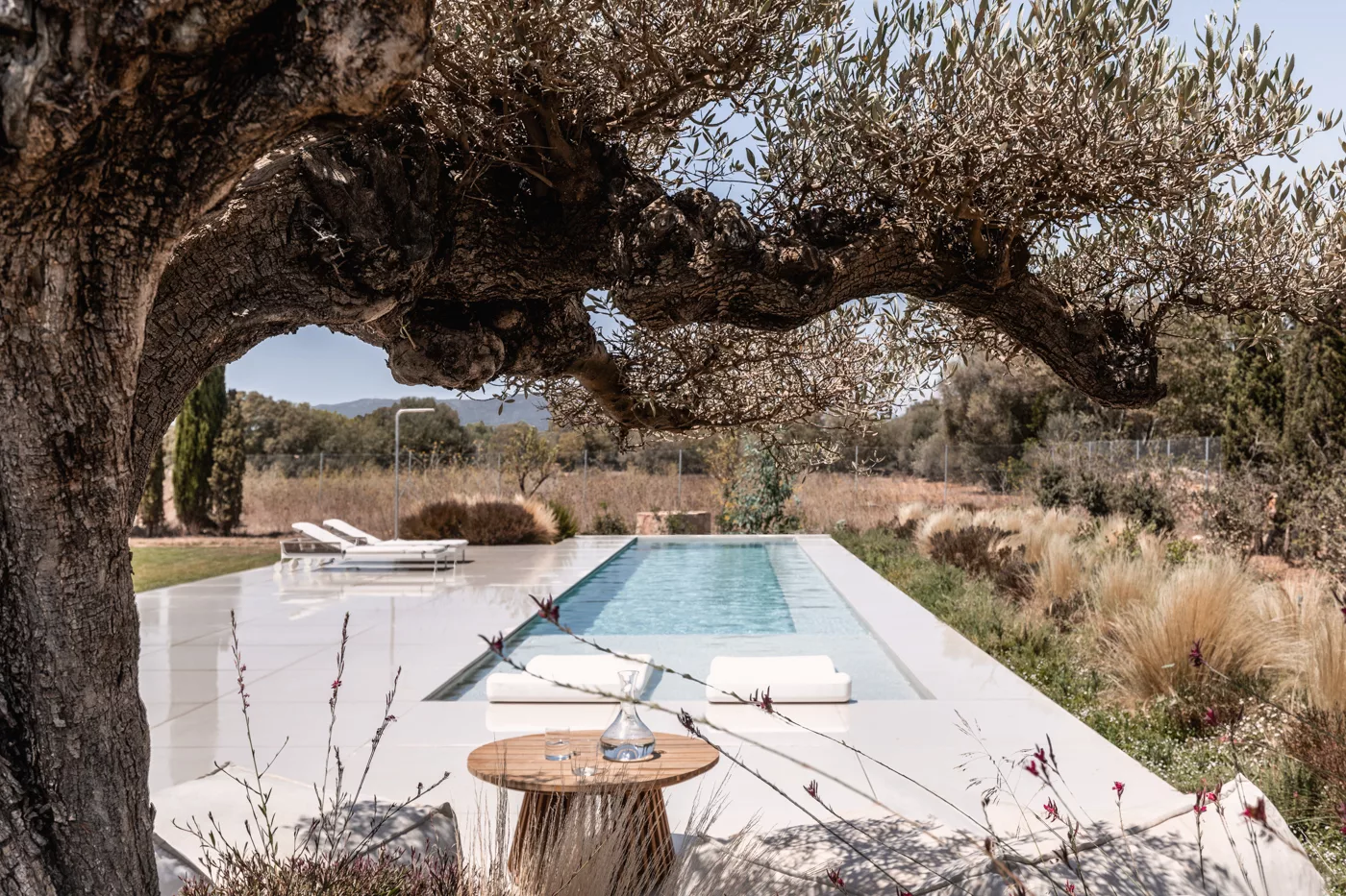 PAISAJISMO Y PISCINA EN SENCELLES. ESTUDIO AB2 ARQUITECTURA