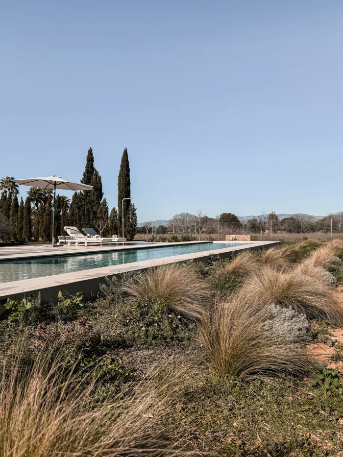 PAISAJISMO Y PISCINA EN SENCELLES. ESTUDIO AB2 ARQUITECTURA