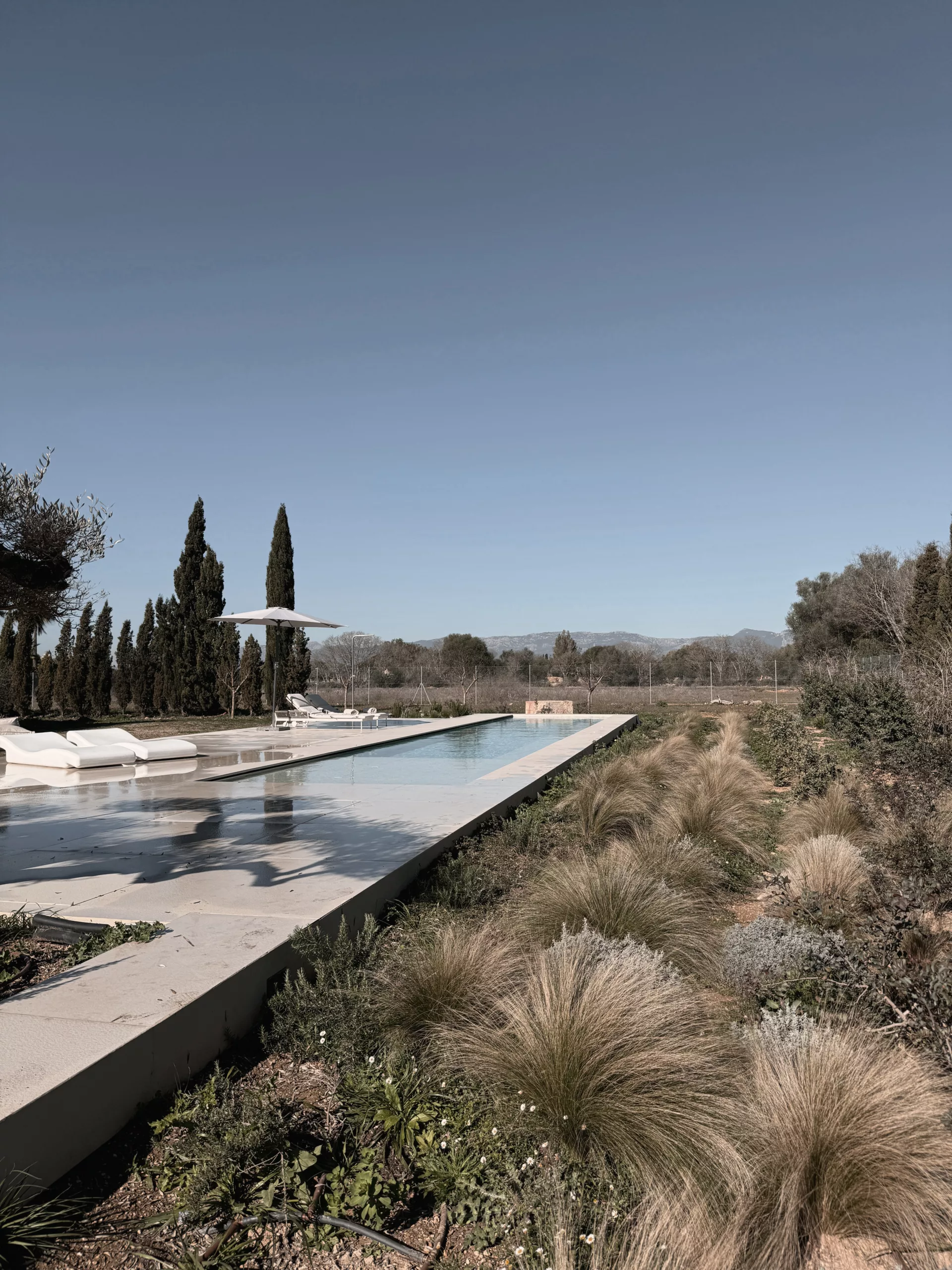 PAISAJISMO Y PISCINA EN SENCELLES. ESTUDIO AB2 ARQUITECTURA