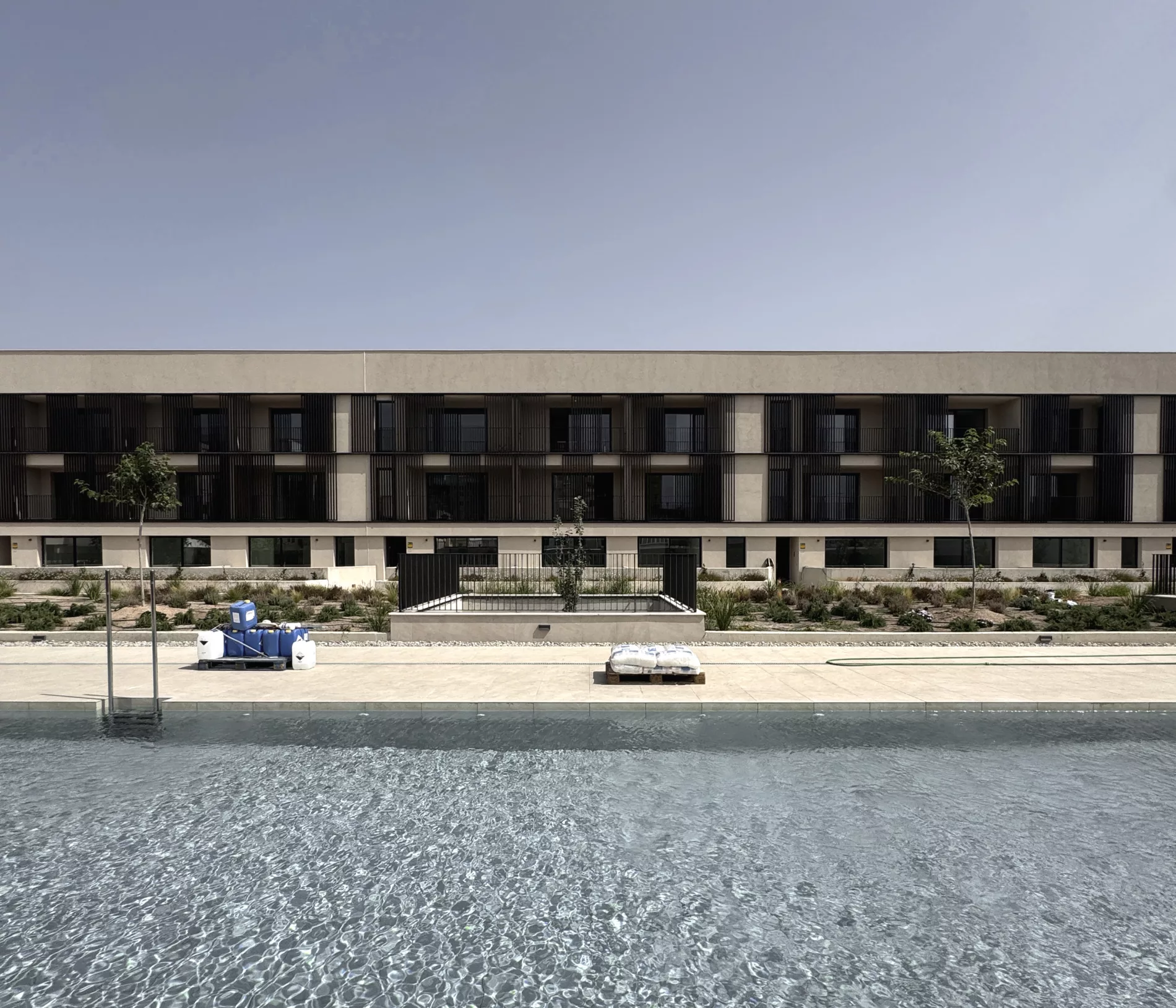 AB2 ARQUITECTURA. 50 VIVIENDAS EN TOMAS RULLAN