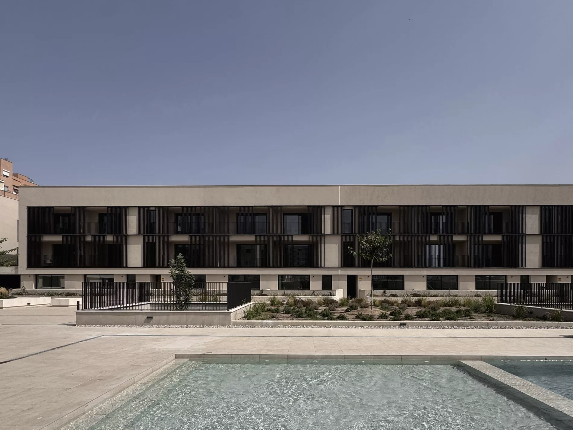 AB2 ARQUITECTURA. 50 VIVIENDAS EN TOMAS RULLAN