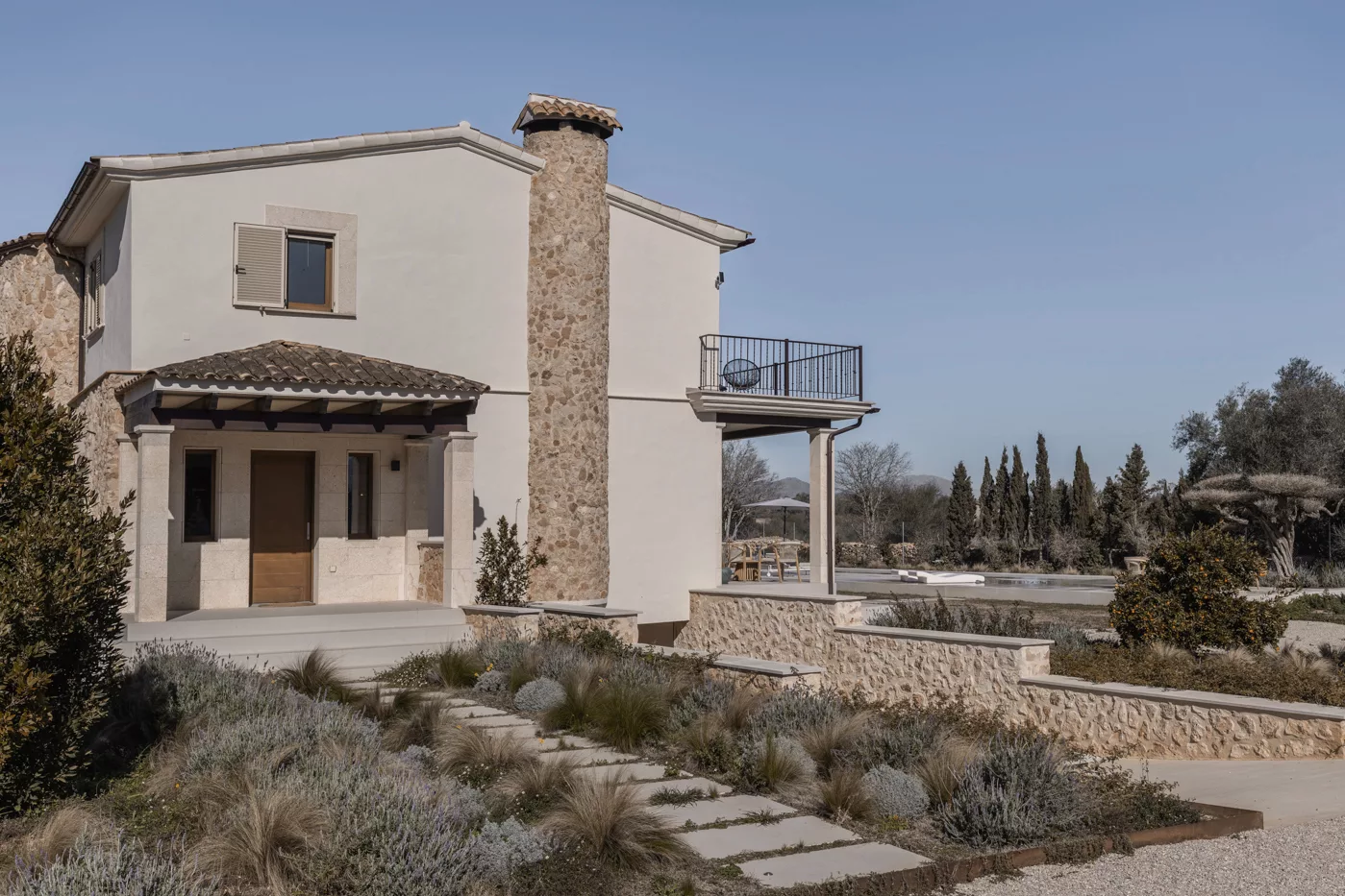 PAISAJISMO Y PISCINA EN SENCELLES. ESTUDIO AB2 ARQUITECTURA